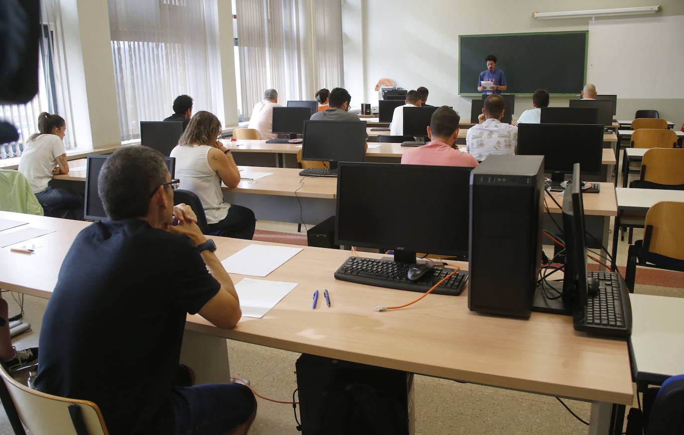 Las oposiciones de Educación ya han arrancado en Asturias, pero lo han hecho con cierto escepticismo entre los más jóvenes. Casi 6.500 personas optan a una de las 398 plazas en el Principado y los profesionales con menos experiencia se muestran desanimados por unos criterios de baremación que priman la interinidad: «Las notas no valen nada», lamentan. 