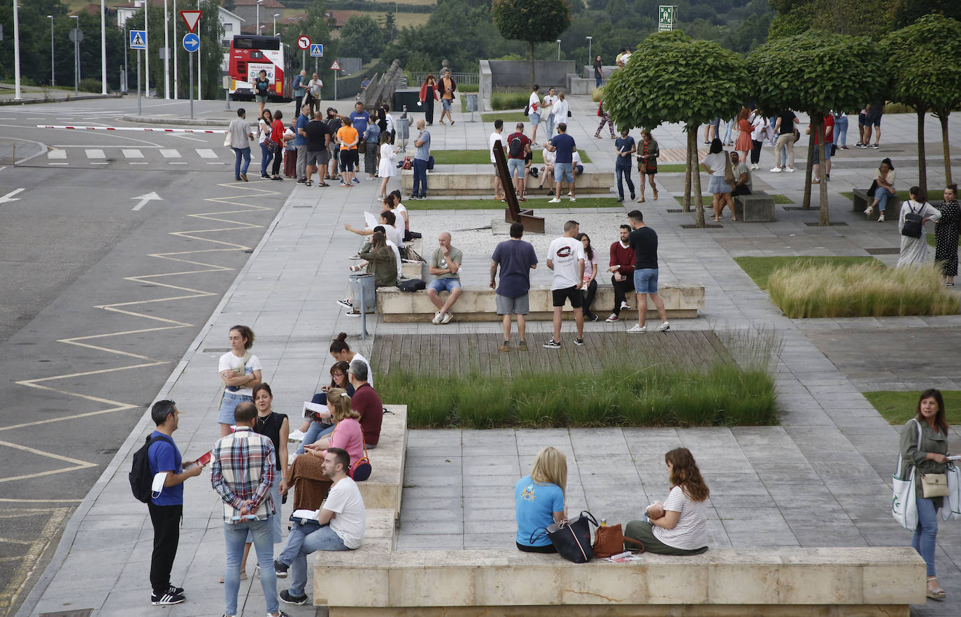 Las oposiciones de Educación ya han arrancado en Asturias, pero lo han hecho con cierto escepticismo entre los más jóvenes. Casi 6.500 personas optan a una de las 398 plazas en el Principado y los profesionales con menos experiencia se muestran desanimados por unos criterios de baremación que priman la interinidad: «Las notas no valen nada», lamentan. 