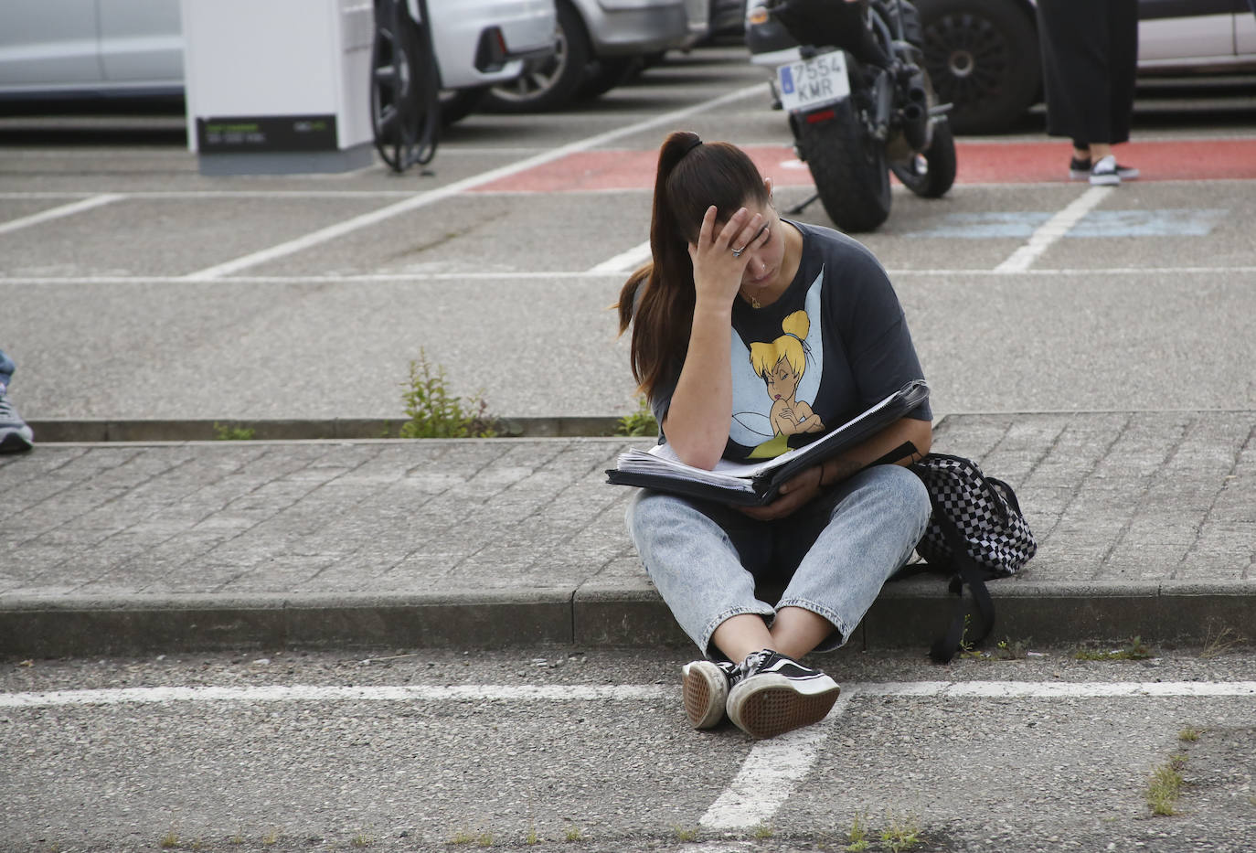 Las oposiciones de Educación ya han arrancado en Asturias, pero lo han hecho con cierto escepticismo entre los más jóvenes. Casi 6.500 personas optan a una de las 398 plazas en el Principado y los profesionales con menos experiencia se muestran desanimados por unos criterios de baremación que priman la interinidad: «Las notas no valen nada», lamentan. 