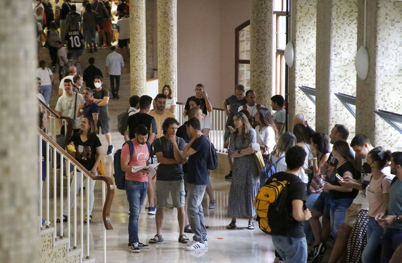 Las oposiciones de Educación ya han arrancado en Asturias, pero lo han hecho con cierto escepticismo entre los más jóvenes. Casi 6.500 personas optan a una de las 398 plazas en el Principado y los profesionales con menos experiencia se muestran desanimados por unos criterios de baremación que priman la interinidad: «Las notas no valen nada», lamentan. 