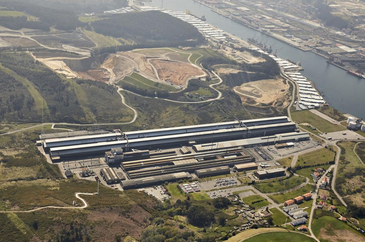 Vista aérea de la planta avilesina de Alu Iberica cuando funcionaba a pleno rendimiento bajo la gestión de Alcoa a orillas de la ría de Avilés en San Balandrán. 