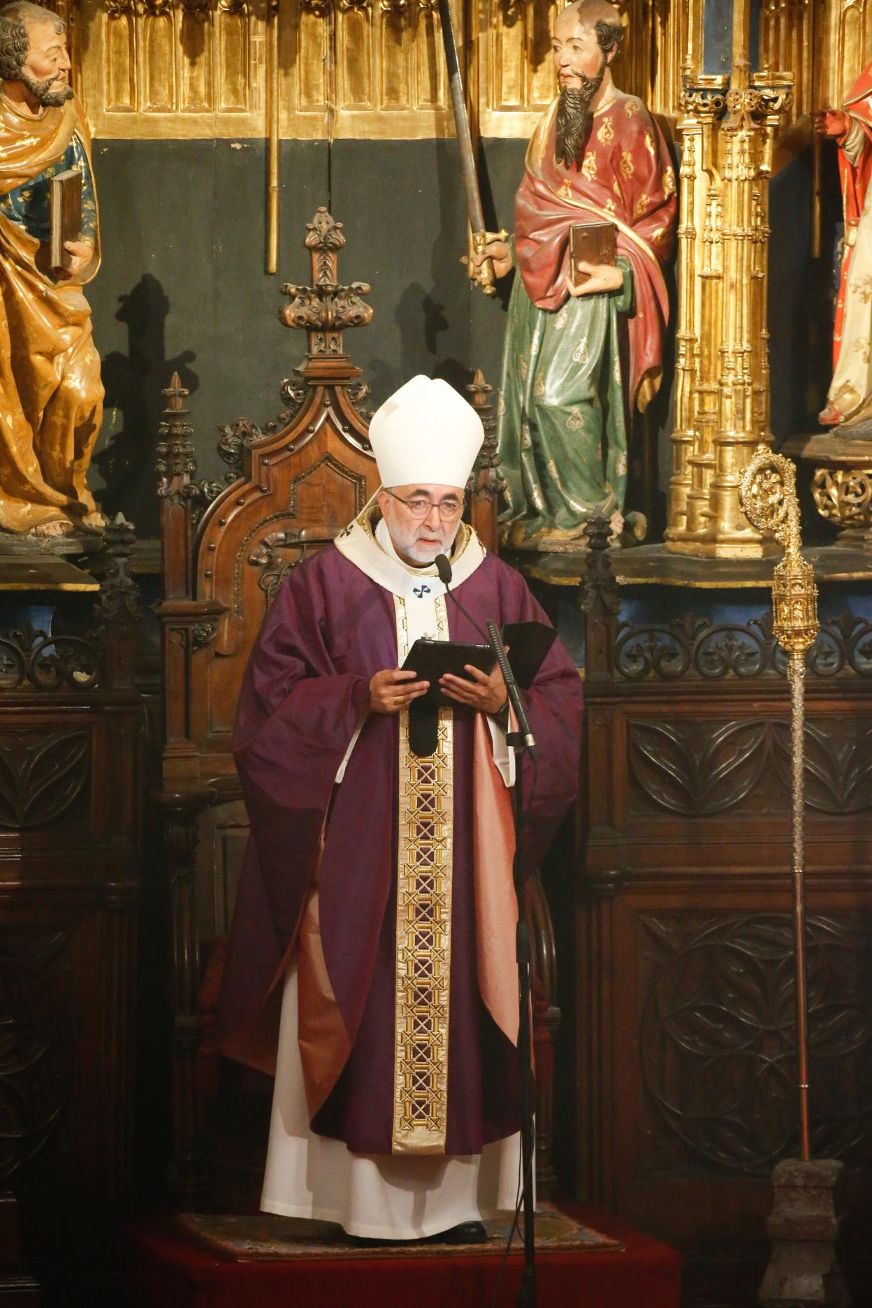 El arzobispo Sanz Montes, ayer, durante su homilía. 