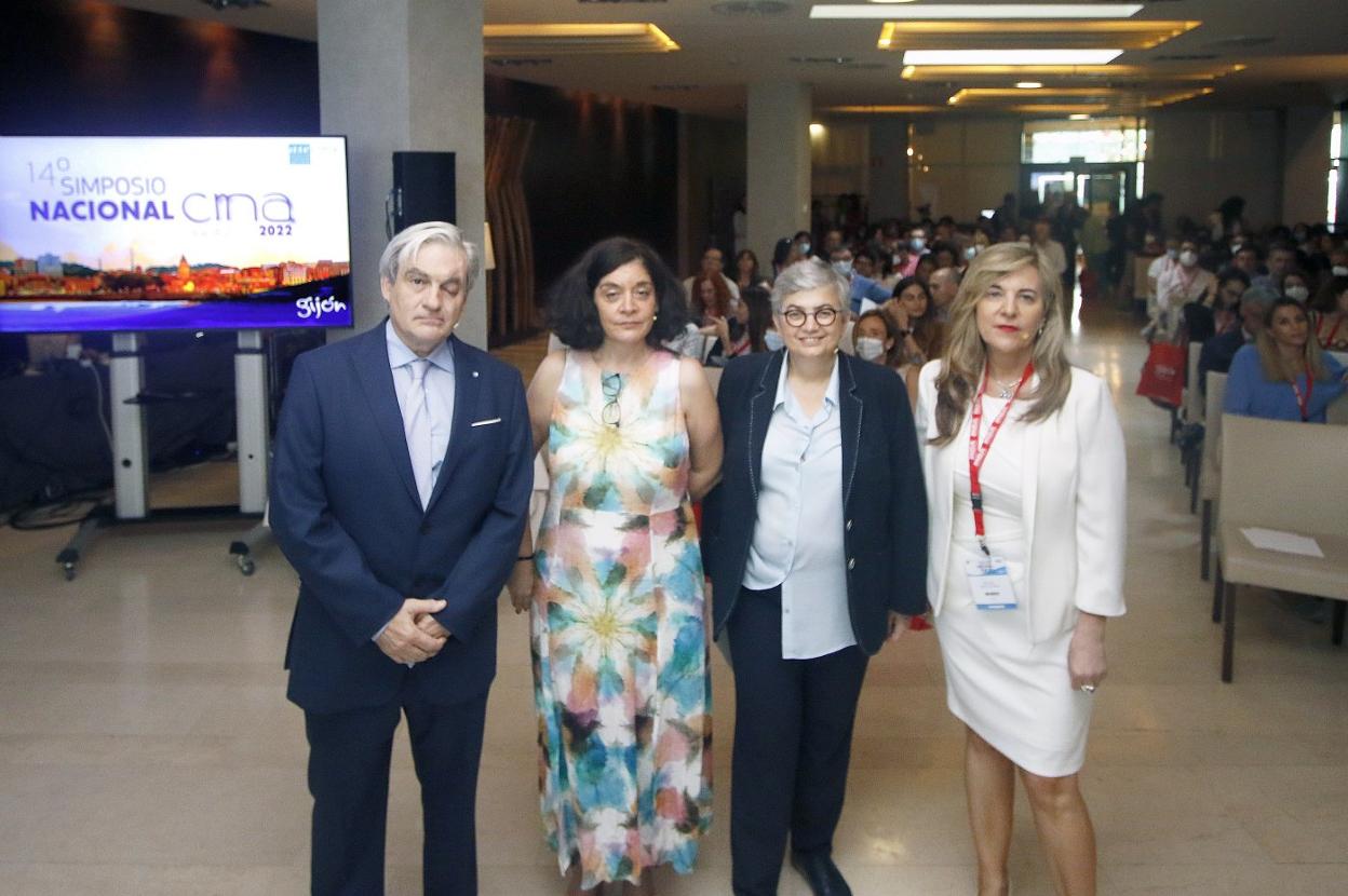 Matilde Zaballos y Alberto Sopena, del comité organizador, Concepción Saavedra y la alcaldesa Ana González, en la inauguración del Simposio Nacional de Cirugía Mayor Ambulatoria. 