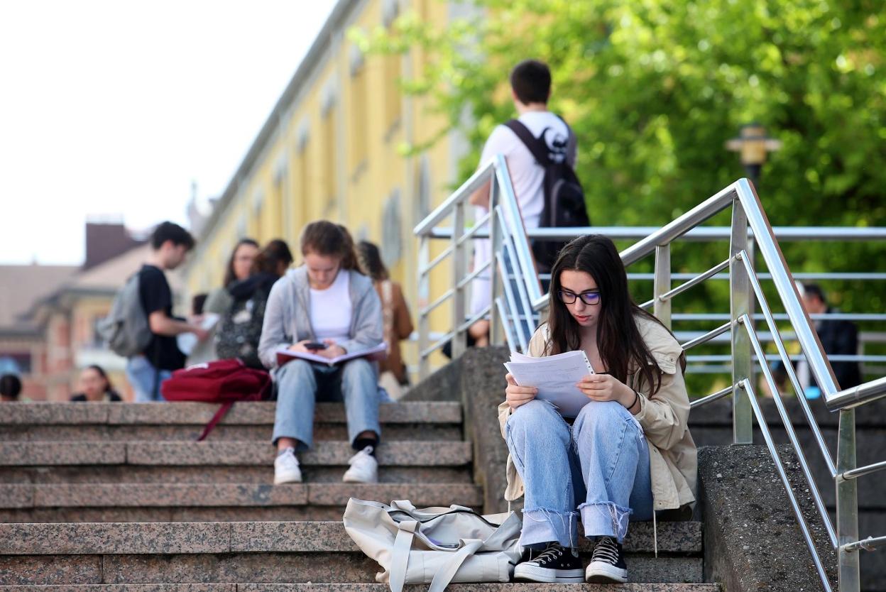 Unas estudiantes en el Campus de El Milán. 