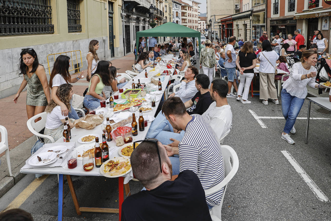 Fotos: Pravia se anima con la Comida en la Calle