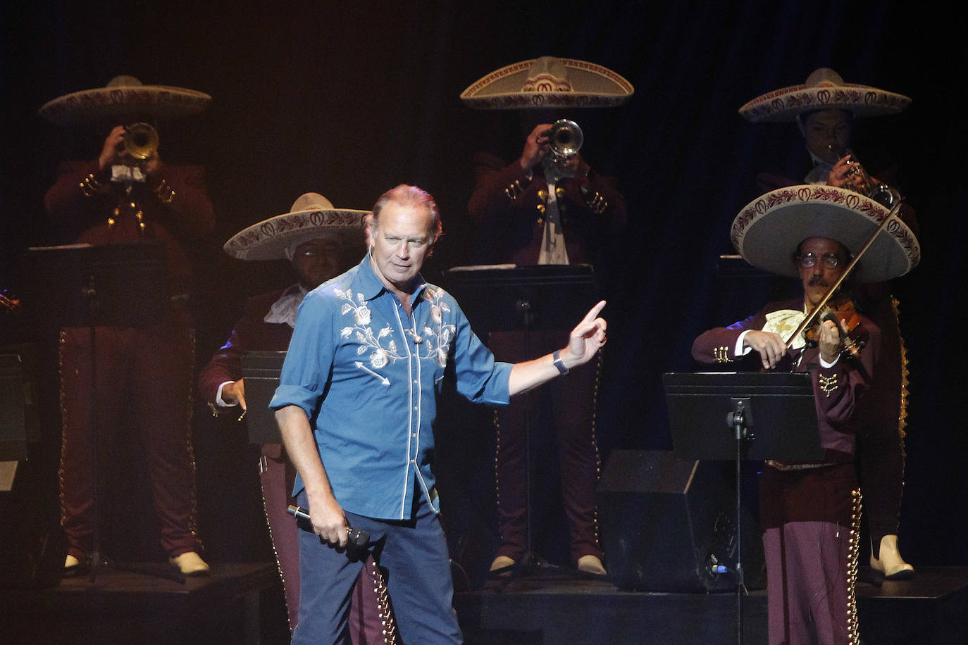 Fotos: Bertín Osborne brilla en Gijón