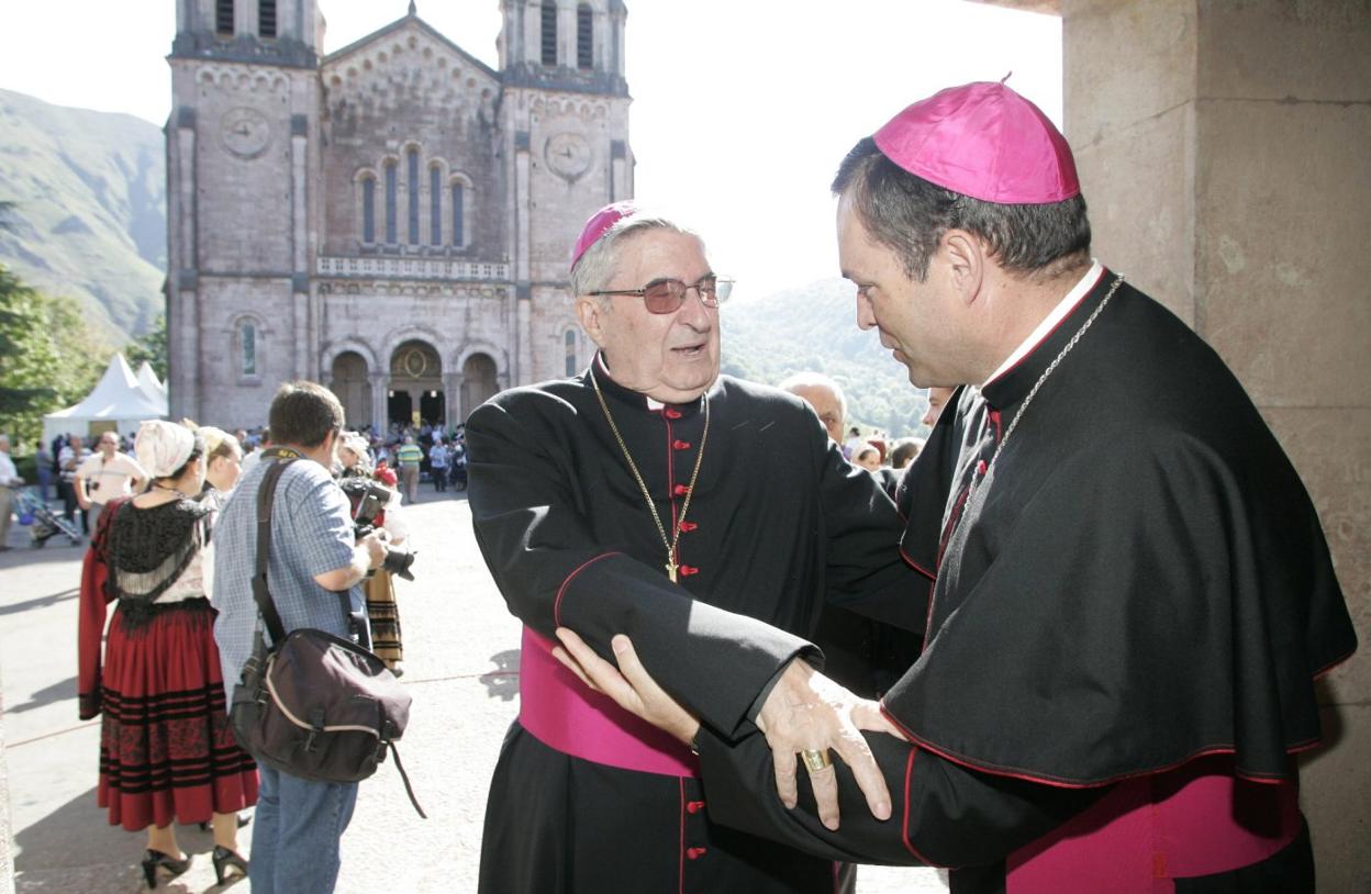 Gabino Díaz Merchán y Raúl Berzosa se saludan, momentos antes del inicio de la misa del Día de Asturias de 2009. 