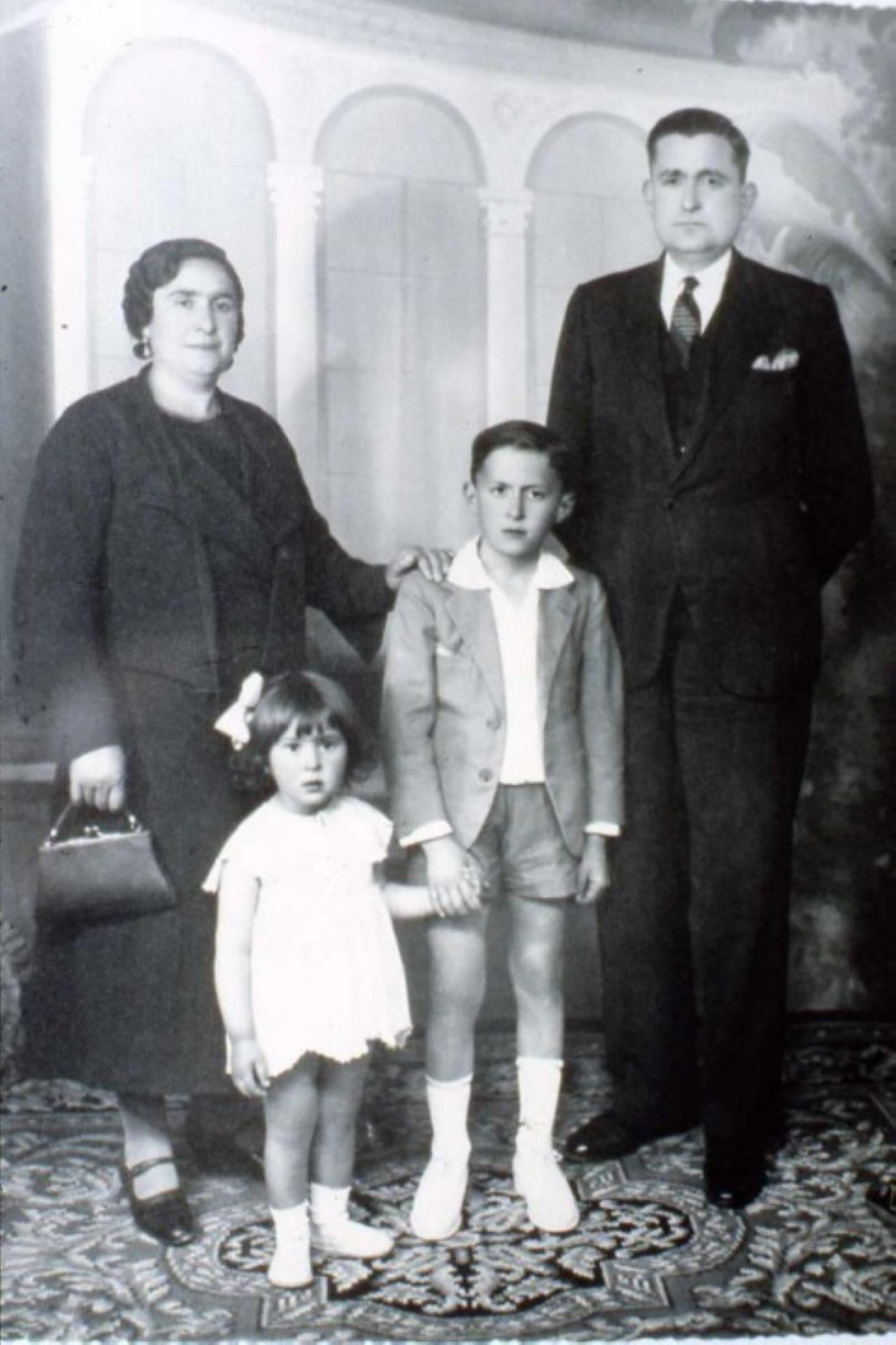 Don Gabino, de niño, cogido de la mano de su hermana Paquita, y con su padres, María Paz Pascuala Merchán Gouvert y Gabino Díaz-Toledo Martín-Macho. 