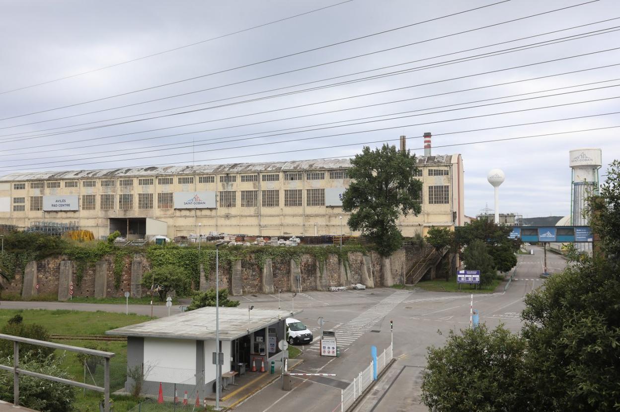 Imagen de la entrada principal de la planta de Saint-Gobain de Avilés. 