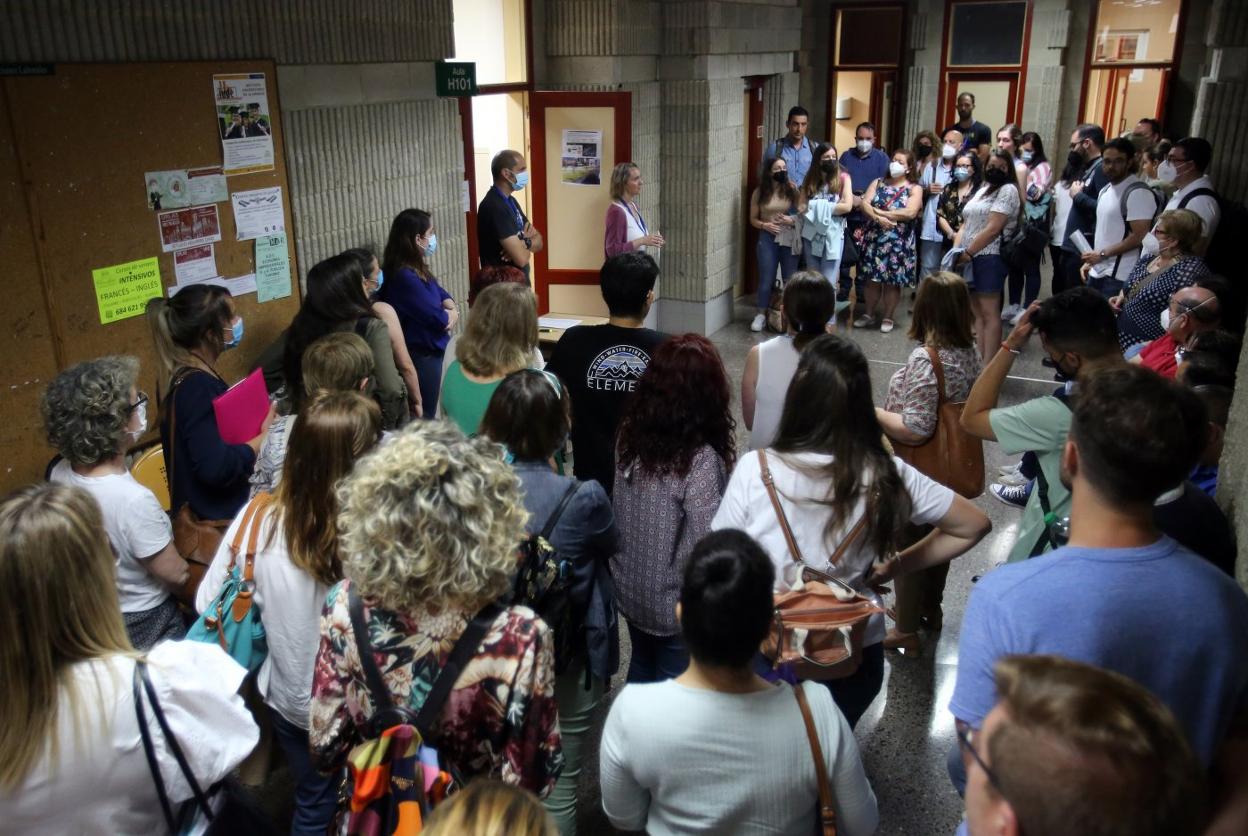 A las 9 de la mañana muchos opositores se personaron en el campus del Cristo, en Oviedo, para realizar el primer ejercicio del examen que podría valerles la plaza. 