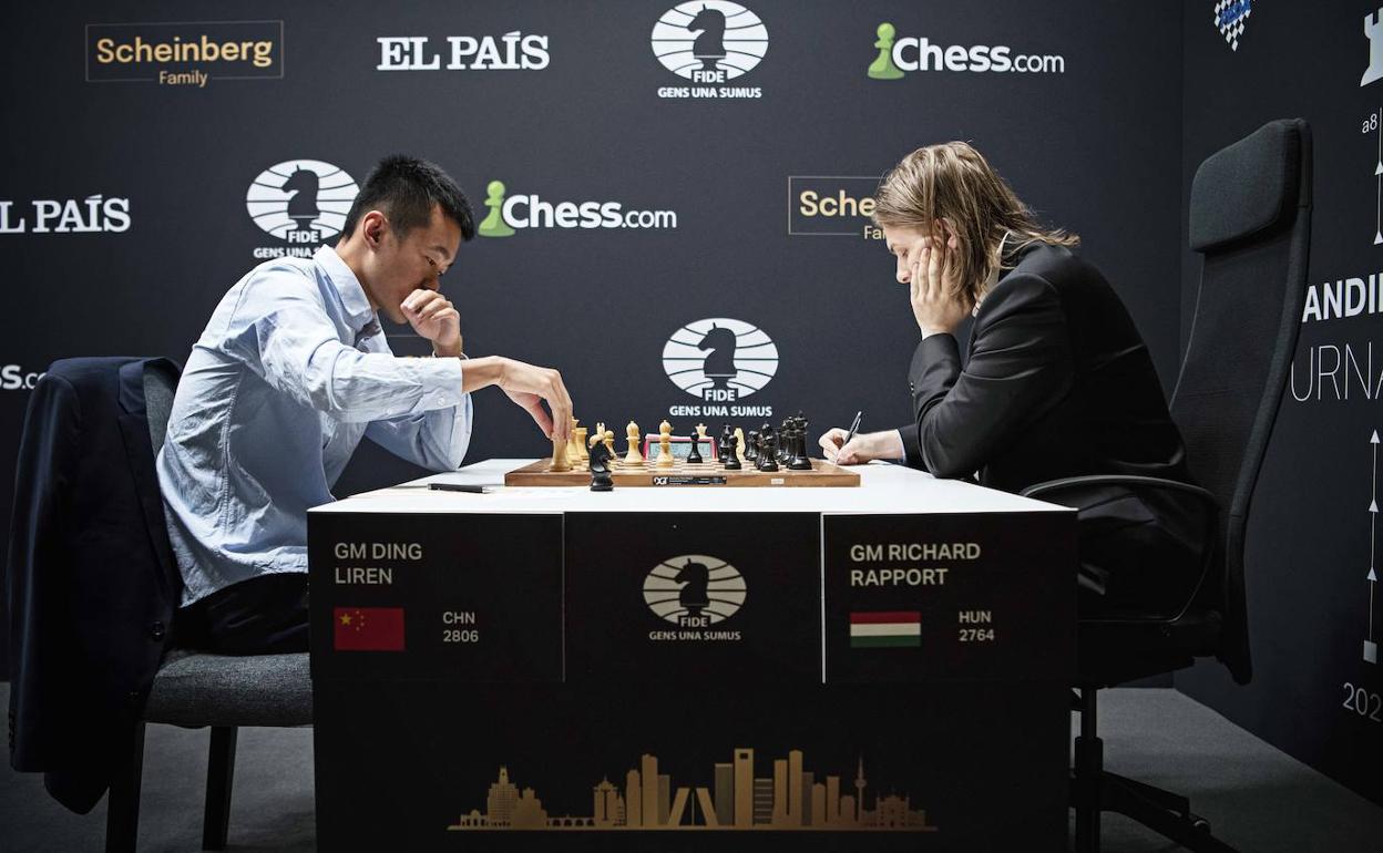 Liren Ding y Richard Rapport durante su enfrentamiento. 