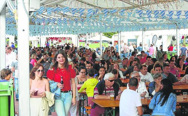 El Festival de la Cerveza repleto, en Avilés, en el año 2017.