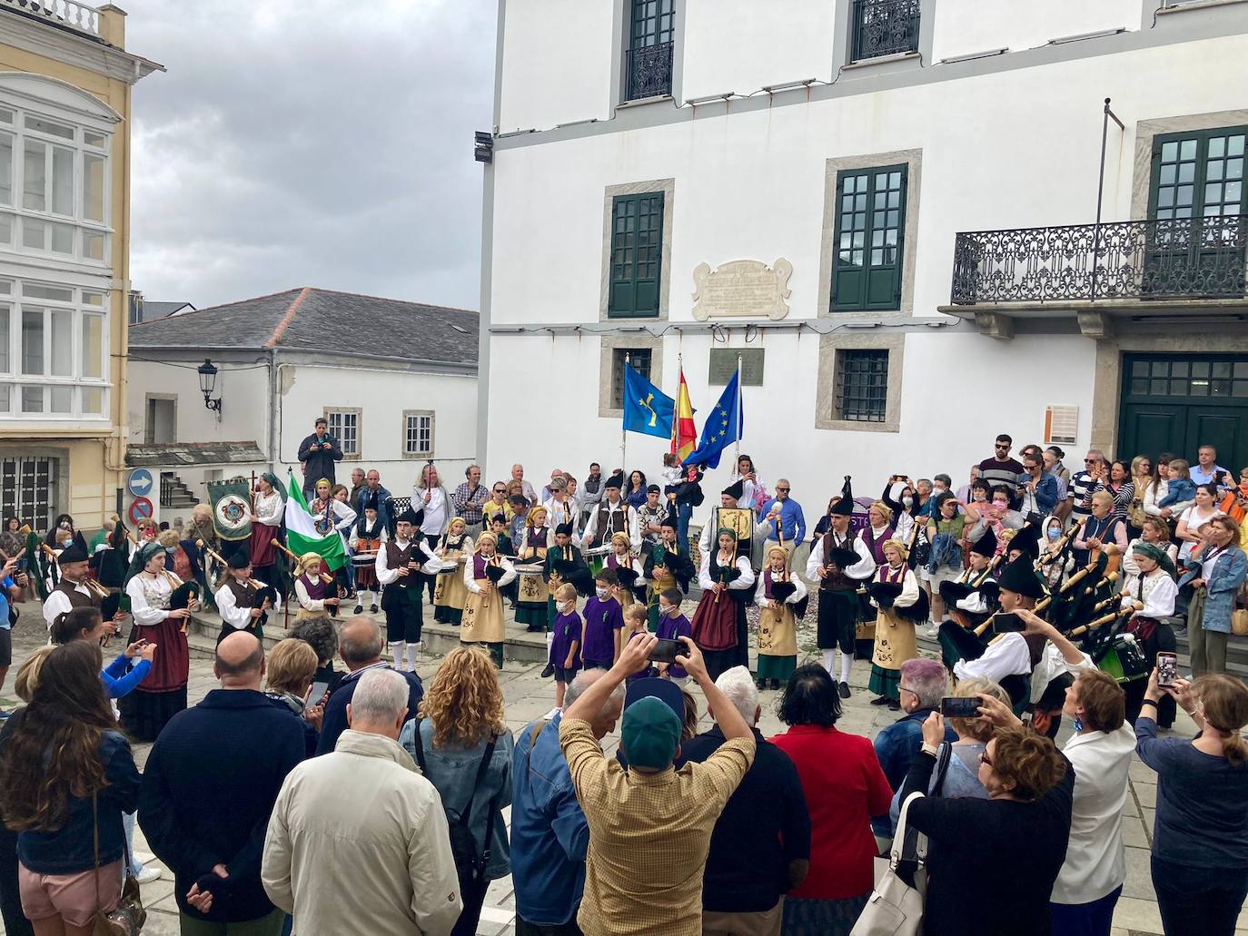 Un pequeño claro entre las oscuras nubes iluminaba ayer la villa marinera de Castropol al mediodía. Un claro que realzaba los brillantes colores de las alfombras florales que los vecinos elaboraron cuidadosamente para su gran día de Corpus Christi, y que no presagiaba la tromba de agua que escasos minutos después caería sobre el atestado pueblo. 