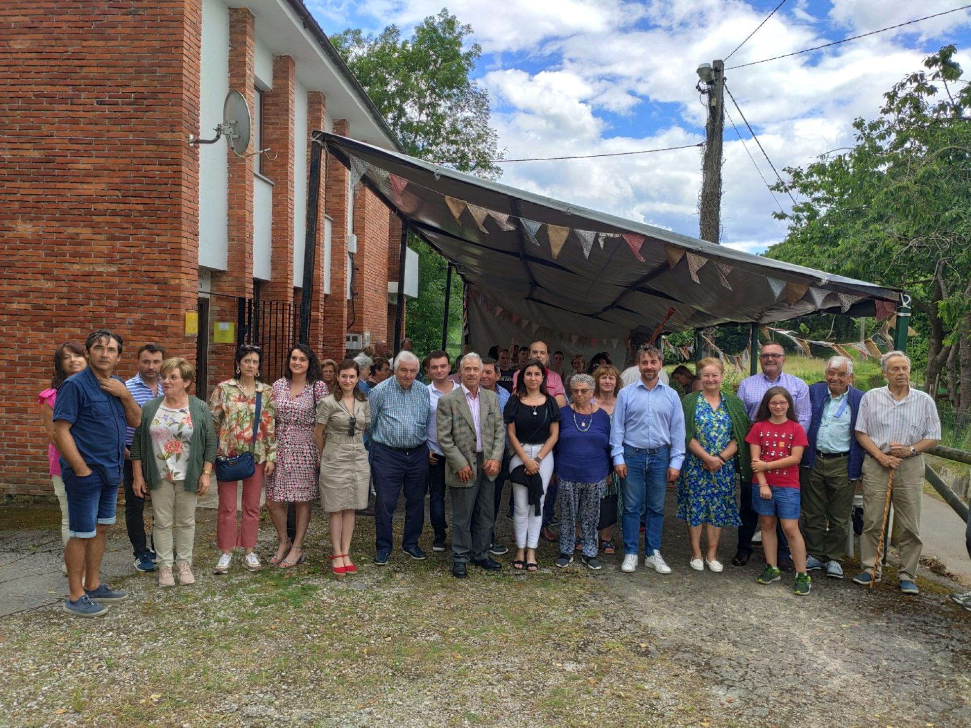 El alcalde Gerardo Fabián, en el medio con camisa azul, con un grupo de vecinos de Pandenes. 
