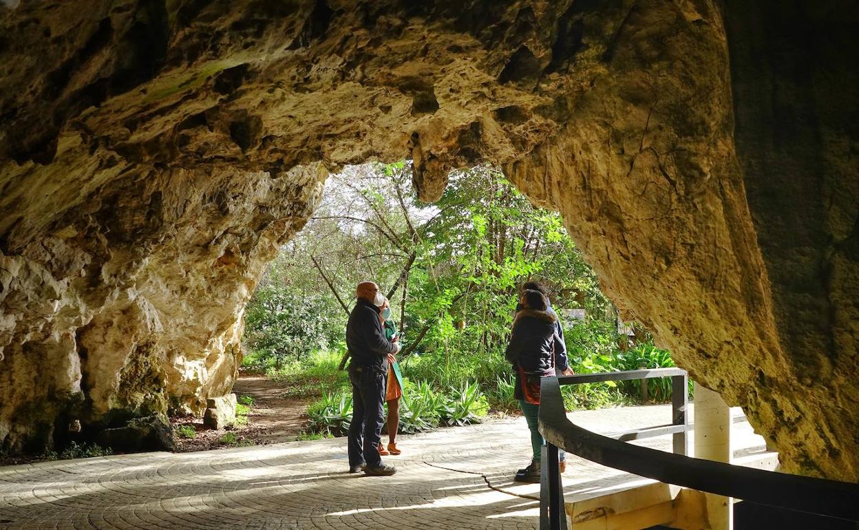 Visitantes en la cueva de Tito Bustillo.