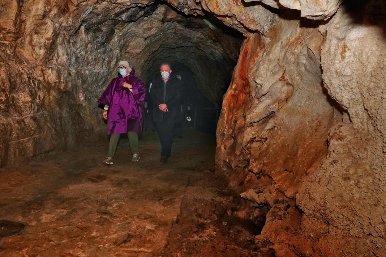 Turistas en la cueva riosellana. 