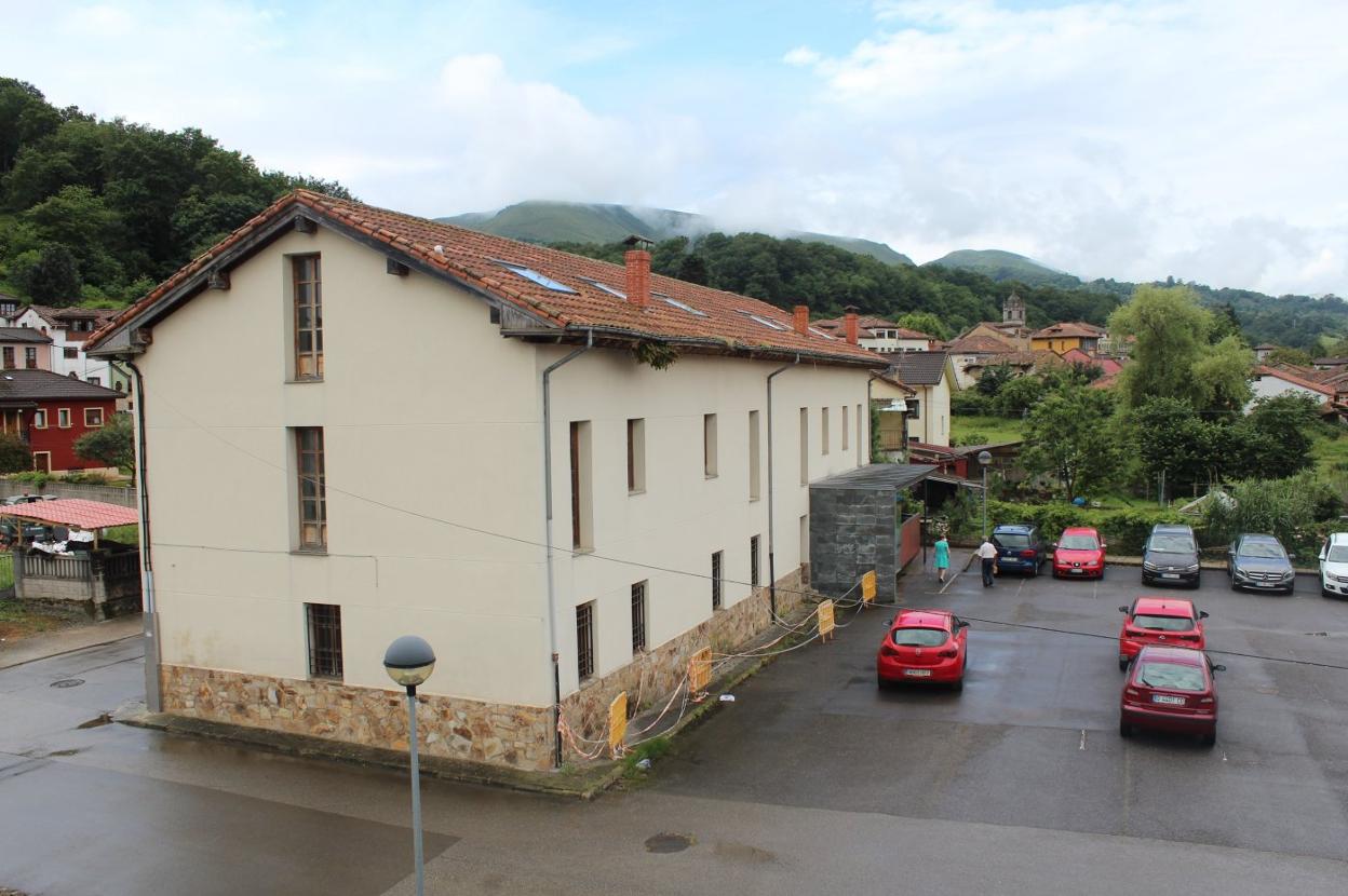 El albergue de Villamayor se habilitará en el antiguo cuartel, cuya planta baja se destina al ambulatorio. 