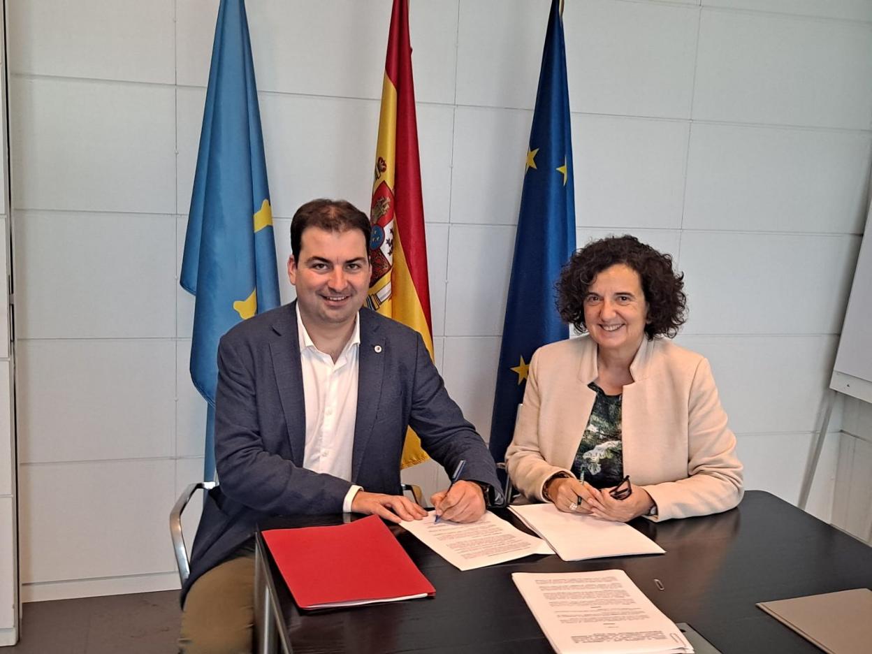 El alcalde de Salas y la consejera de Cultura firman el acuerdo. 