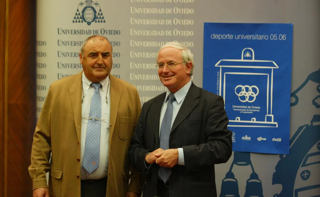 Fernando Aznar, a la izquierda, con el exvicerrector de Extesión Universitaria, Santos González, en la presentación del programa de deporte universitario del curso 2005-2006.