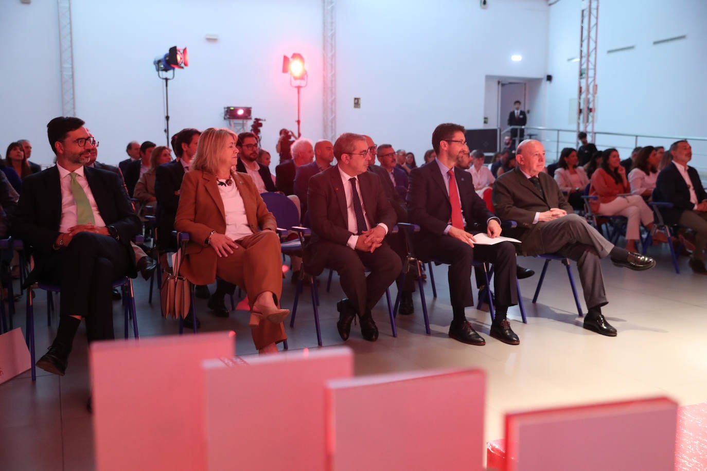 La empresa energética TotalEnergies en la categoría Empresarial, la plataforma Empathy.co en la de Emprendimiento, la compañía GAM en Industria 4.0 y la Consejería de Educación del Principado en el apartado Innovación al Servicio Social y de la Ciudadanía son los cuatro galardonados en esta edición de los Premios Innova que conceden EL COMERCIO y Vodafone