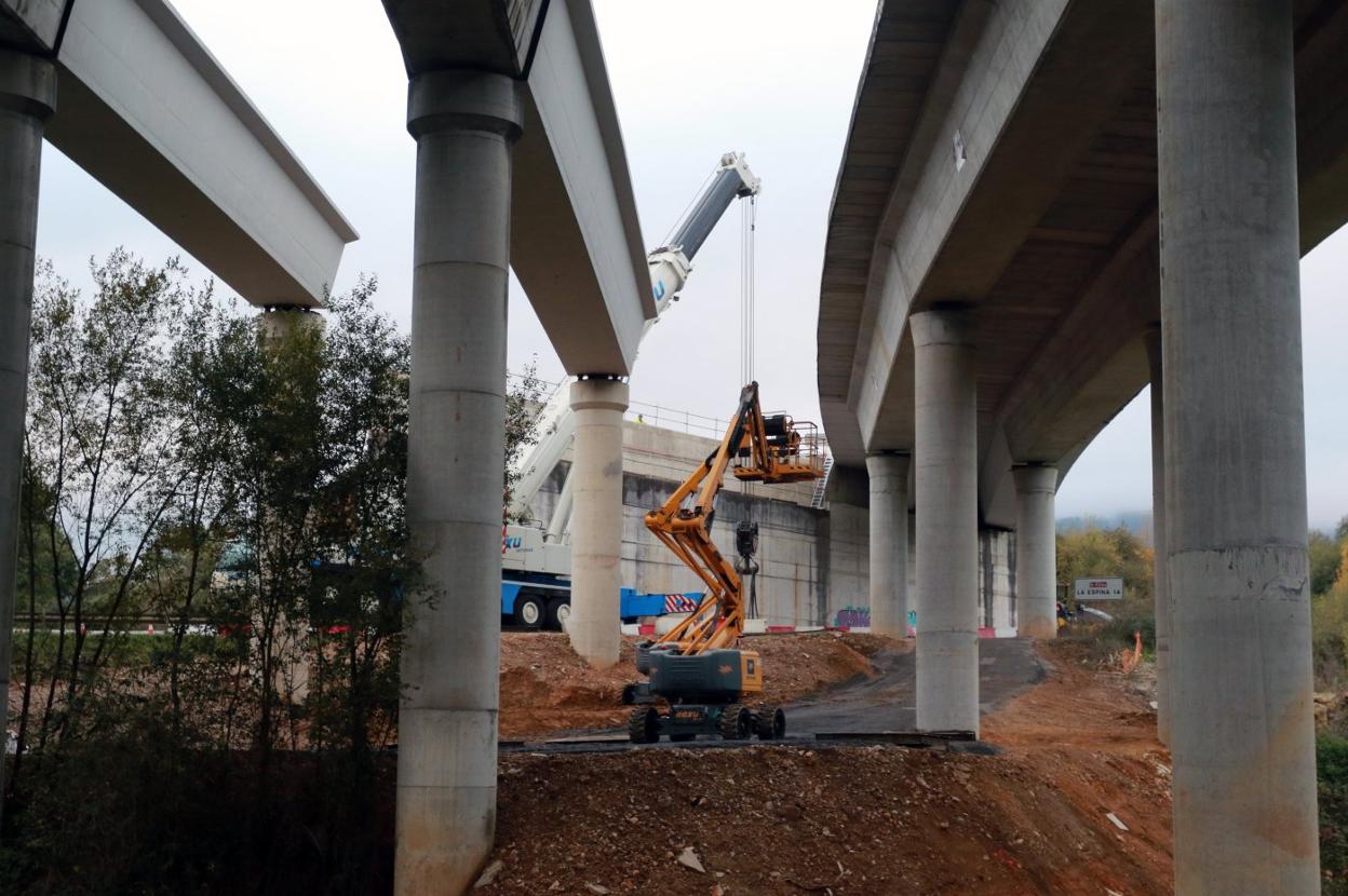 El puente de La Barrosa en la A-63 se reabre en julio