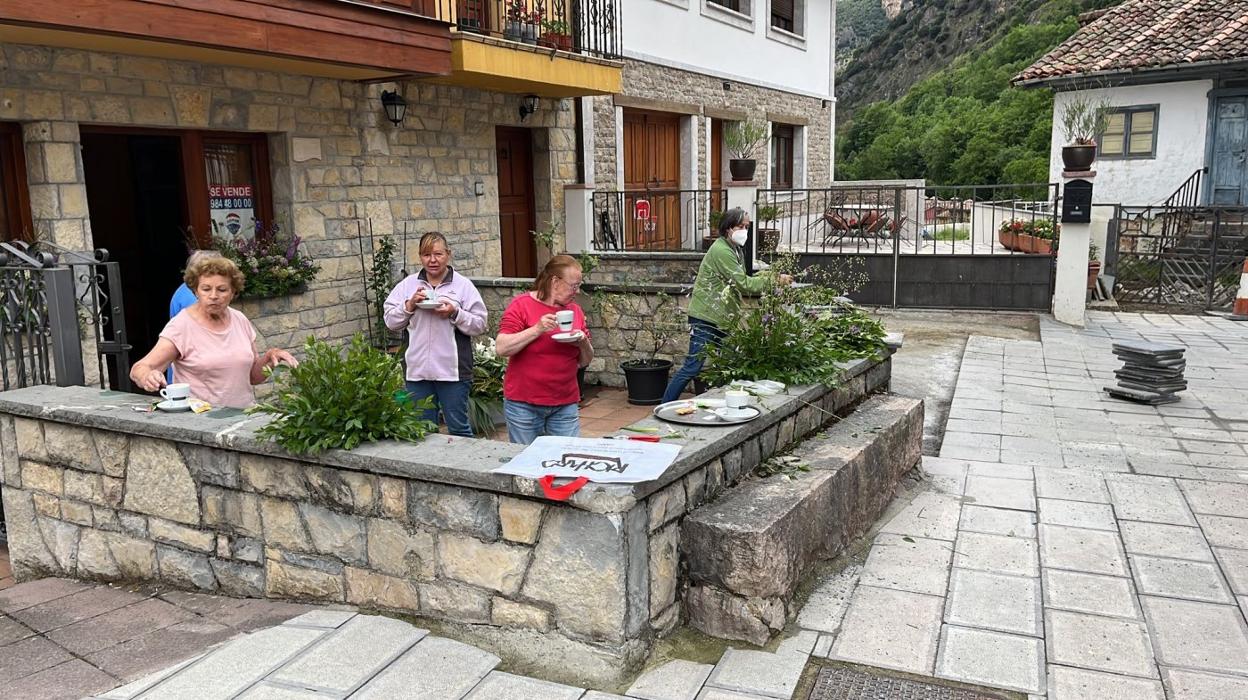 Vecinas de la zona, realizando los adornos florales. 