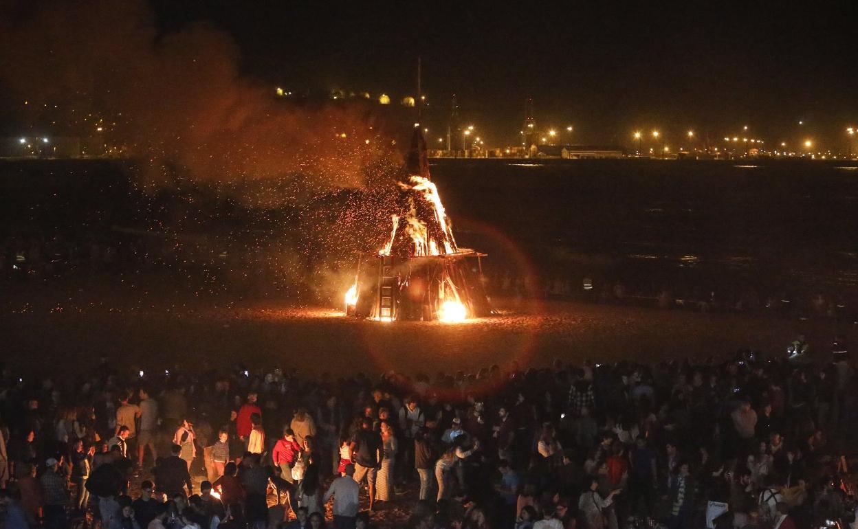 Una imagen de archivo de una pasada hoguera de San Juan, en Gijón.