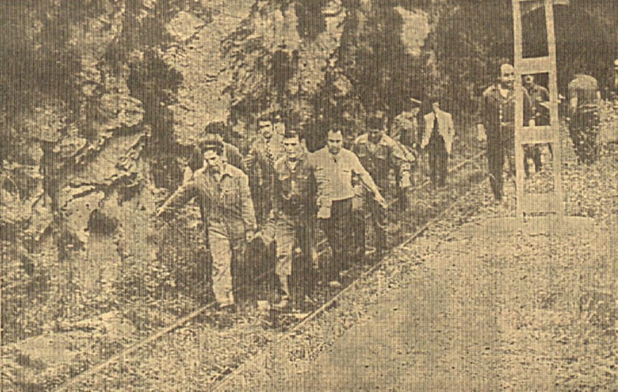 Momento en que un herido es sacado del interior del túnel.