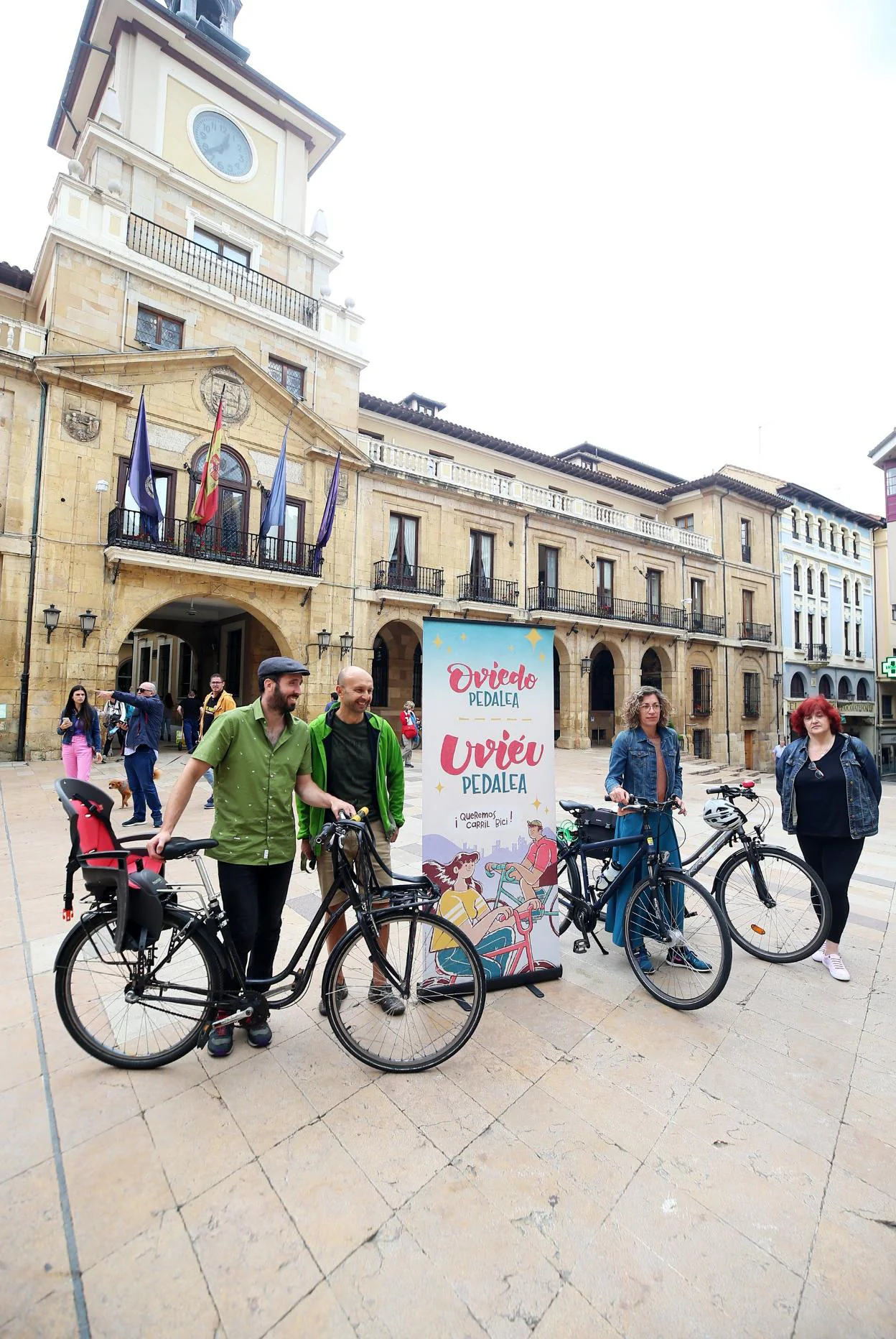 Integrantes de Oviedo Pedalea, ayer, en la plaza de la Constitución. 