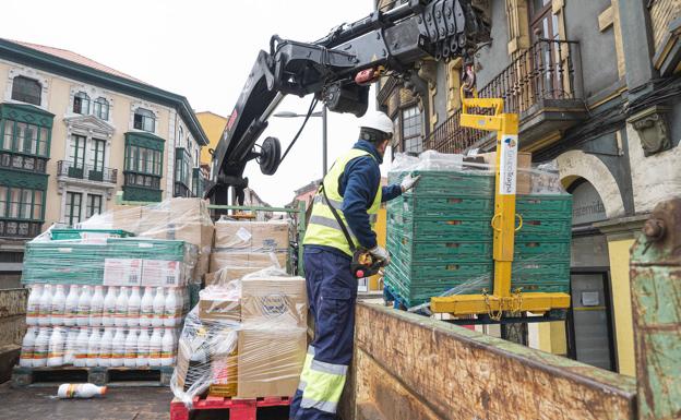 Descarga de lotes del Banco de Alimentos en el local de Ruiz Gómez 