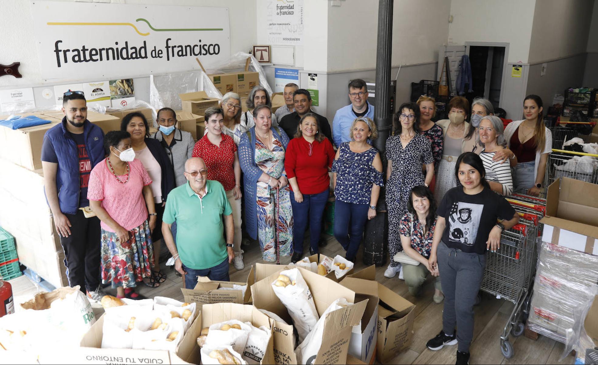 Un grupo de voluntarios, de los más de cincuenta que colaboran con la Fraternidad de Francisco, posa en el local de la Calle Ruiz Gómez 