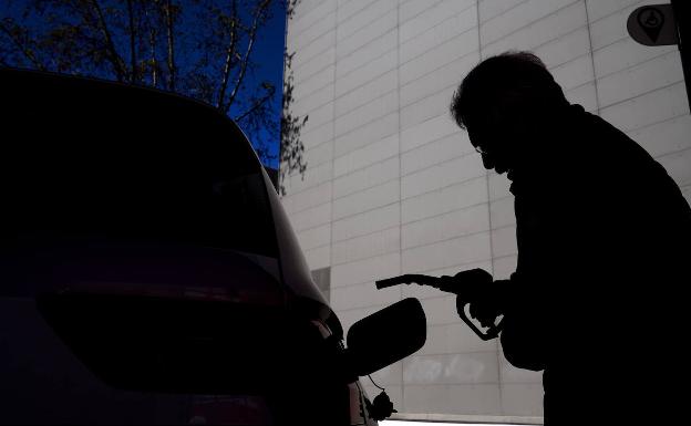 Con la gasolina batiendo récords, sus vendedores exigen una rebaja fiscal 