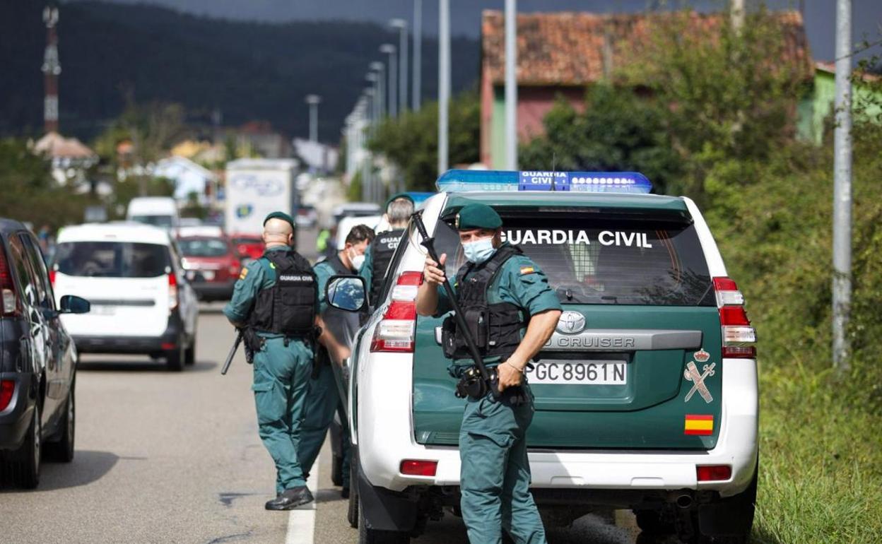 La Guardia Civil realizó un amplio despliegue en la zona donde ocurrió el fatal accidente, en 2021, para hacer el atestado y evitar que la situación se descontrolara. 