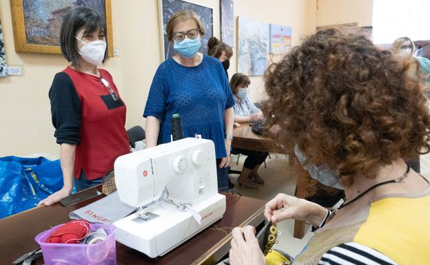 Los ropajes renacentistas se confeccionan en un taller de costura. 