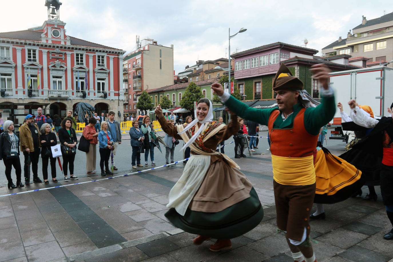 Fotos: Espectacular hoguera de San Juan en Mieres