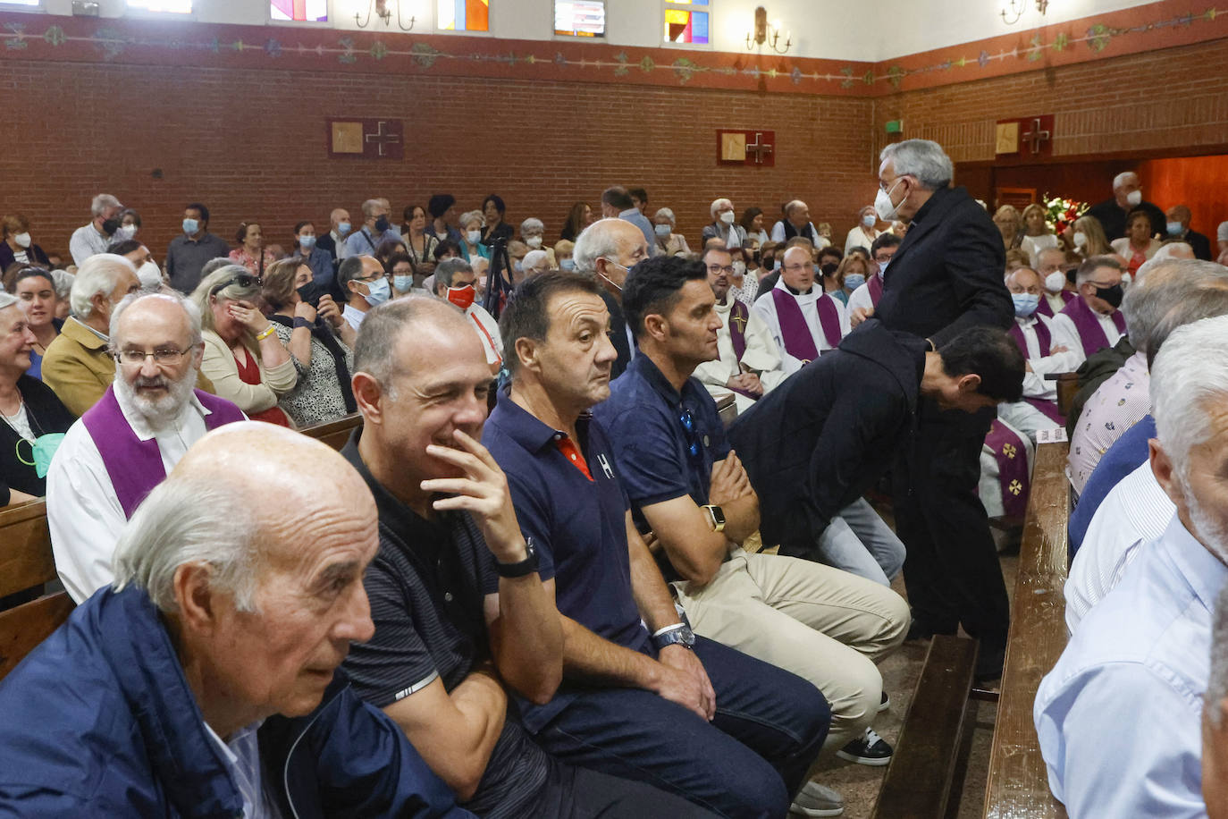 Fernando Fueyo se ha ido y con él, una parte de los corazones de quienes lo conocían. El párroco más forofo del Sporting falleció en Gijón a los 85 años y este viernes cientos de personas han querido despedirse de él en la parroquia de San Nicolas de Bari, donde se ha celebrado un emotivo funeral. 