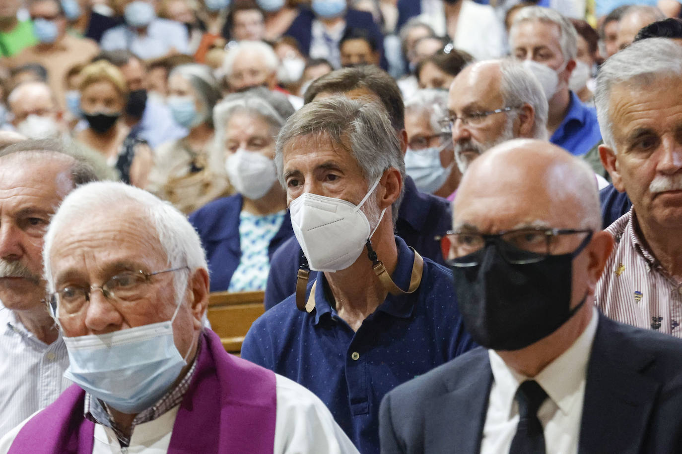 Fernando Fueyo se ha ido y con él, una parte de los corazones de quienes lo conocían. El párroco más forofo del Sporting falleció en Gijón a los 85 años y este viernes cientos de personas han querido despedirse de él en la parroquia de San Nicolas de Bari, donde se ha celebrado un emotivo funeral. 