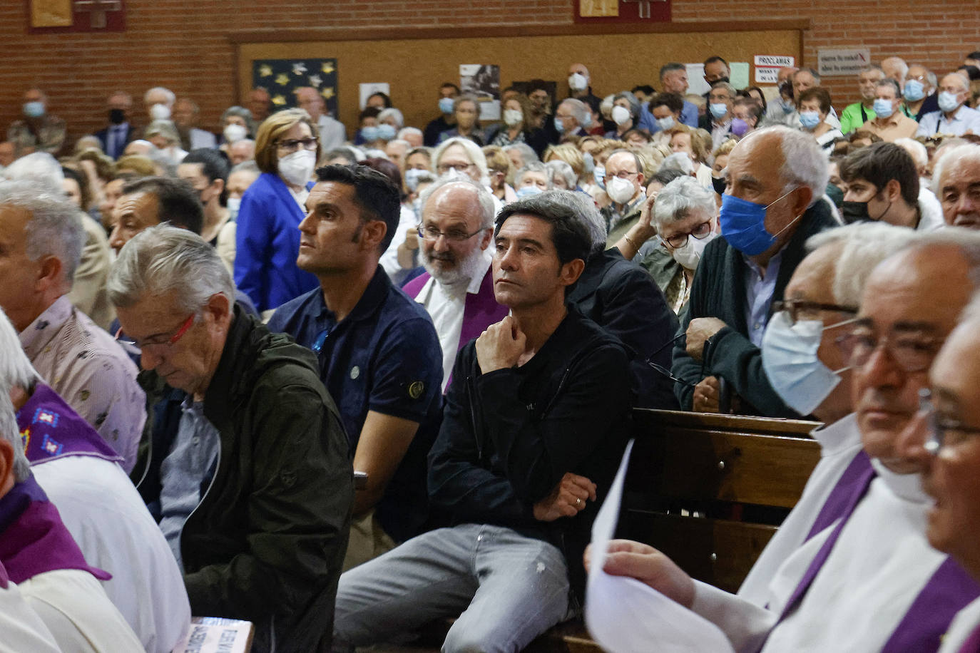 Fernando Fueyo se ha ido y con él, una parte de los corazones de quienes lo conocían. El párroco más forofo del Sporting falleció en Gijón a los 85 años y este viernes cientos de personas han querido despedirse de él en la parroquia de San Nicolas de Bari, donde se ha celebrado un emotivo funeral. 