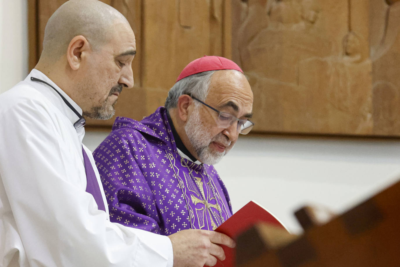 Fernando Fueyo se ha ido y con él, una parte de los corazones de quienes lo conocían. El párroco más forofo del Sporting falleció en Gijón a los 85 años y este viernes cientos de personas han querido despedirse de él en la parroquia de San Nicolas de Bari, donde se ha celebrado un emotivo funeral. 