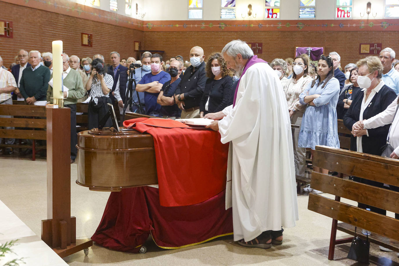 Fernando Fueyo se ha ido y con él, una parte de los corazones de quienes lo conocían. El párroco más forofo del Sporting falleció en Gijón a los 85 años y este viernes cientos de personas han querido despedirse de él en la parroquia de San Nicolas de Bari, donde se ha celebrado un emotivo funeral. 