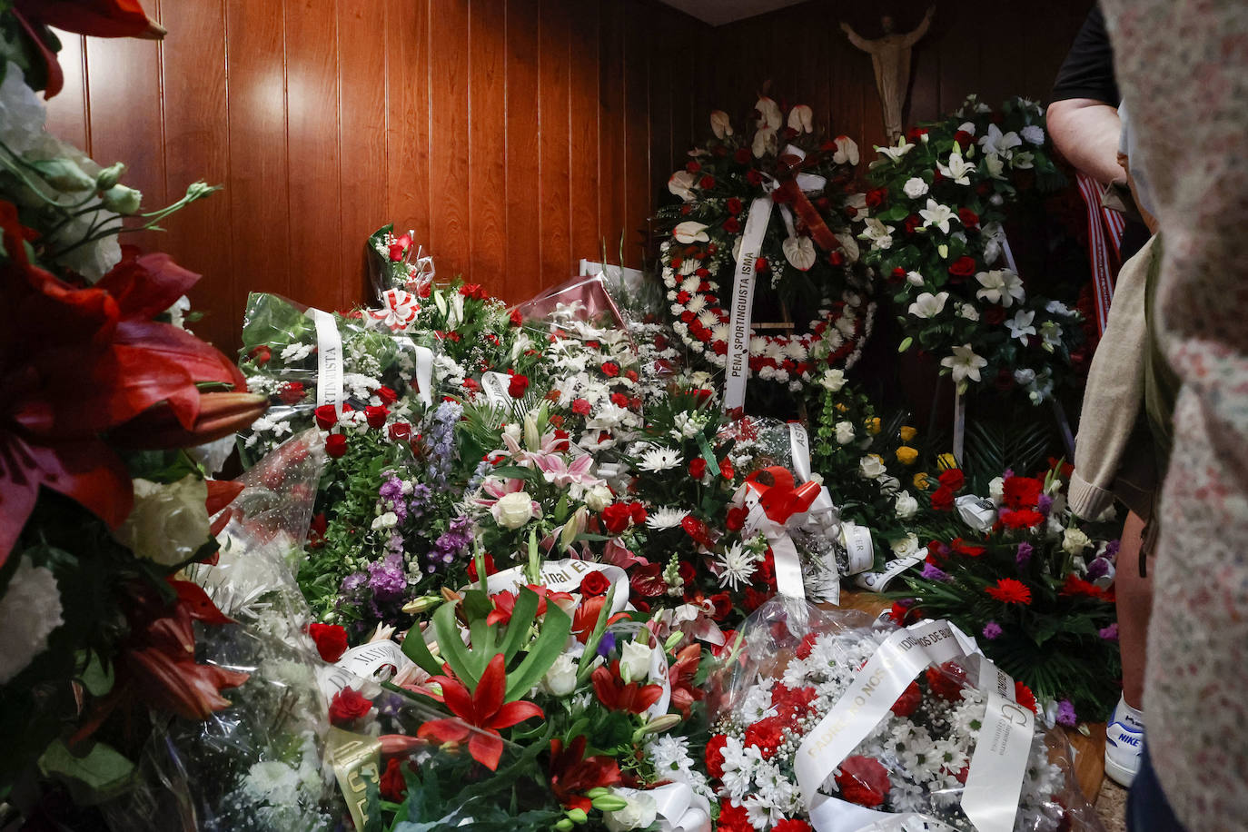Fernando Fueyo se ha ido y con él, una parte de los corazones de quienes lo conocían. El párroco más forofo del Sporting falleció en Gijón a los 85 años y este viernes cientos de personas han querido despedirse de él en la parroquia de San Nicolas de Bari, donde se ha celebrado un emotivo funeral. 