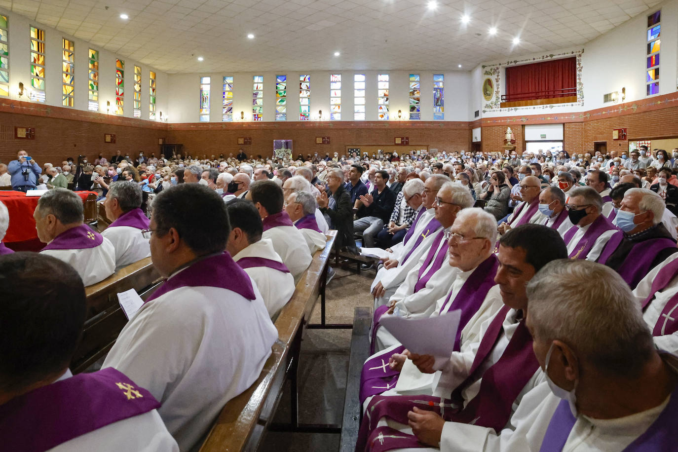 Fernando Fueyo se ha ido y con él, una parte de los corazones de quienes lo conocían. El párroco más forofo del Sporting falleció en Gijón a los 85 años y este viernes cientos de personas han querido despedirse de él en la parroquia de San Nicolas de Bari, donde se ha celebrado un emotivo funeral. 