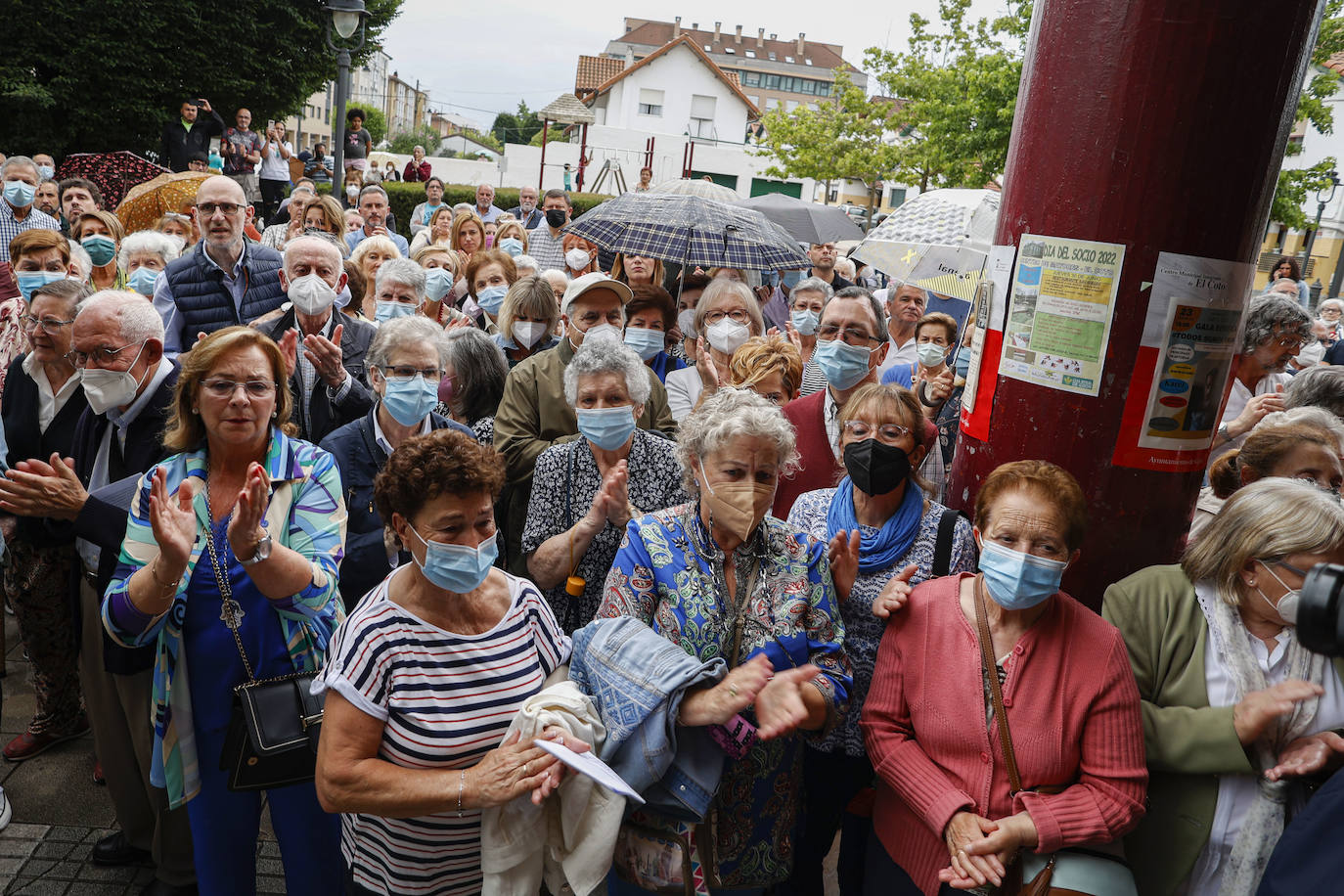 Fernando Fueyo se ha ido y con él, una parte de los corazones de quienes lo conocían. El párroco más forofo del Sporting falleció en Gijón a los 85 años y este viernes cientos de personas han querido despedirse de él en la parroquia de San Nicolas de Bari, donde se ha celebrado un emotivo funeral. 