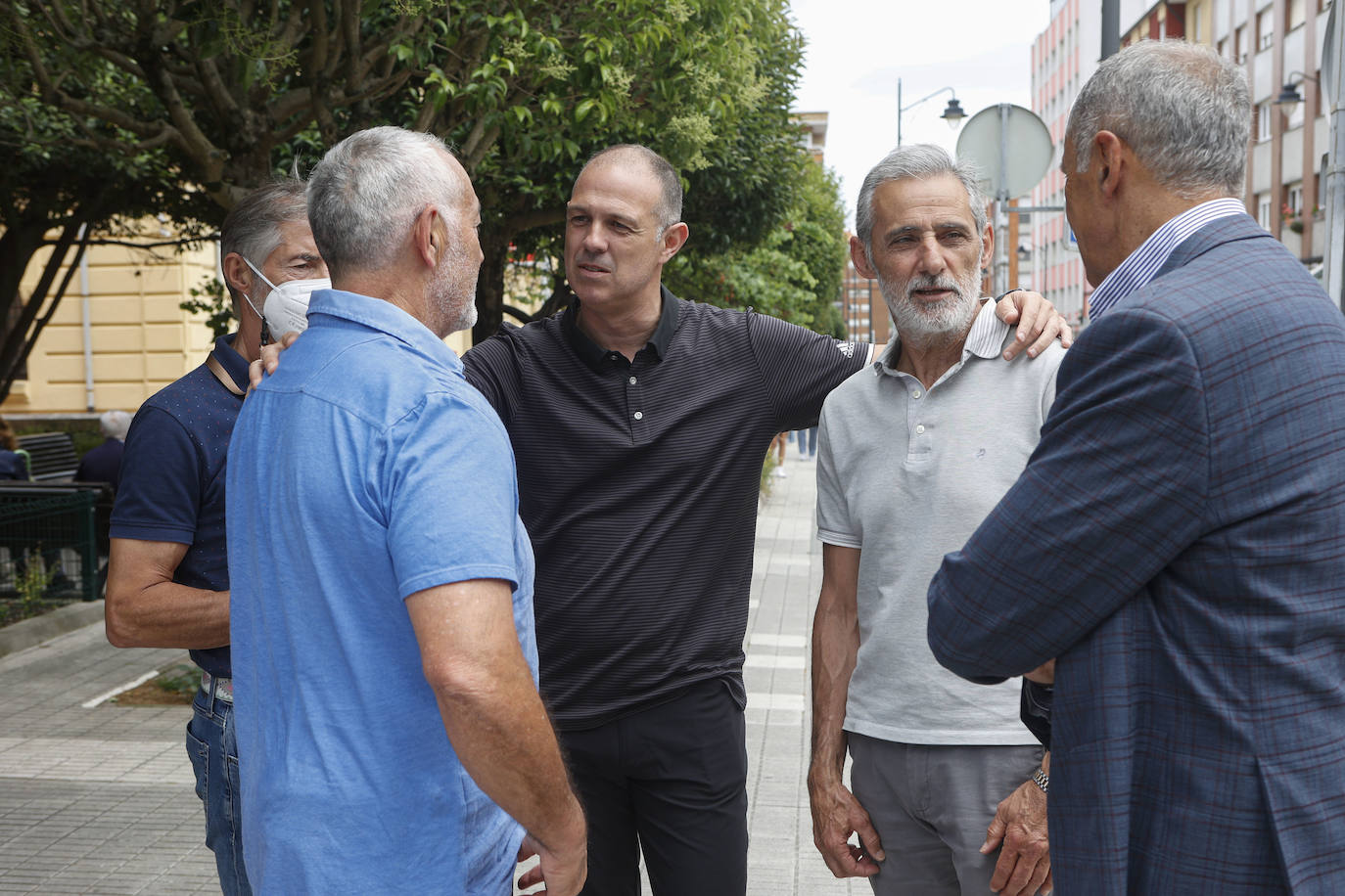 Fernando Fueyo se ha ido y con él, una parte de los corazones de quienes lo conocían. El párroco más forofo del Sporting falleció en Gijón a los 85 años y este viernes cientos de personas han querido despedirse de él en la parroquia de San Nicolas de Bari, donde se ha celebrado un emotivo funeral. 