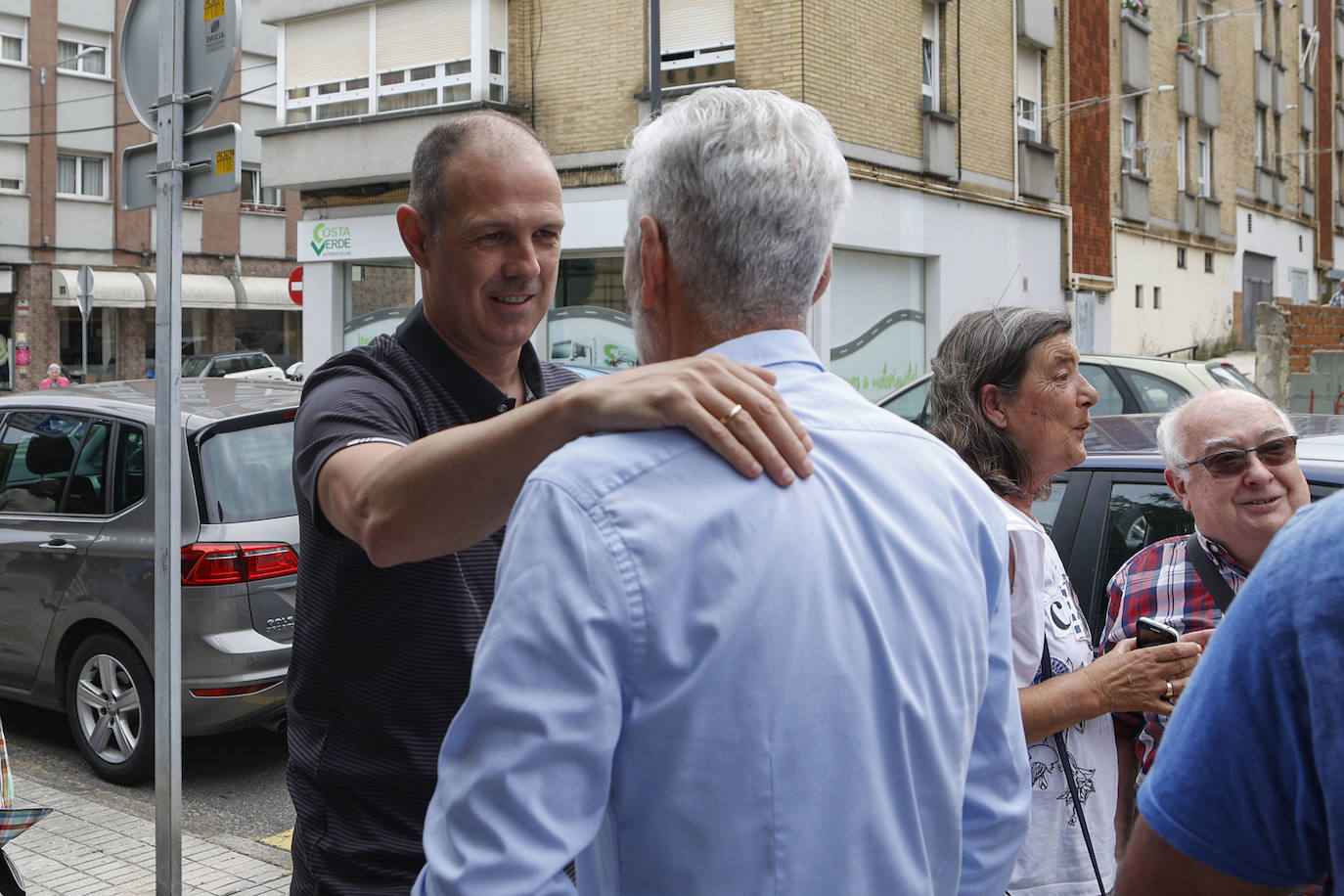Fernando Fueyo se ha ido y con él, una parte de los corazones de quienes lo conocían. El párroco más forofo del Sporting falleció en Gijón a los 85 años y este viernes cientos de personas han querido despedirse de él en la parroquia de San Nicolas de Bari, donde se ha celebrado un emotivo funeral. 