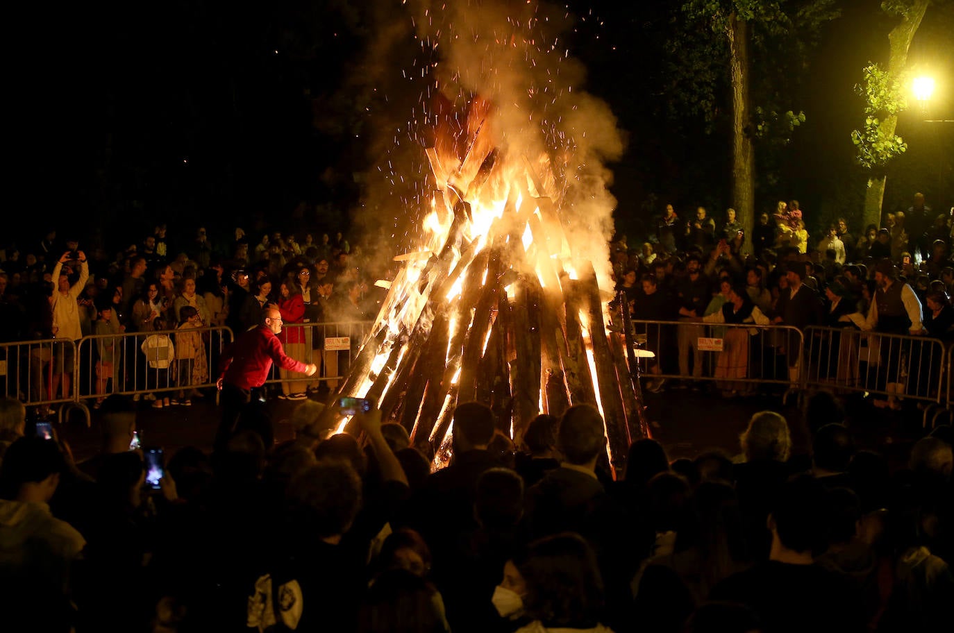 Las novedosa hoguera de ElCampillín y la ya tradicional de La Corredoria brotan entre el agua, que obligó a suspender las actividades infantiles