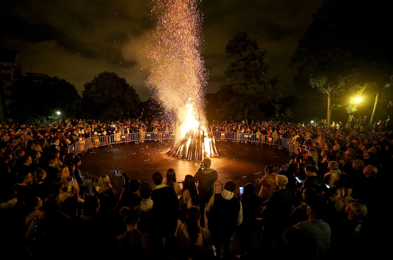 Las novedosa hoguera de ElCampillín y la ya tradicional de La Corredoria brotan entre el agua, que obligó a suspender las actividades infantiles
