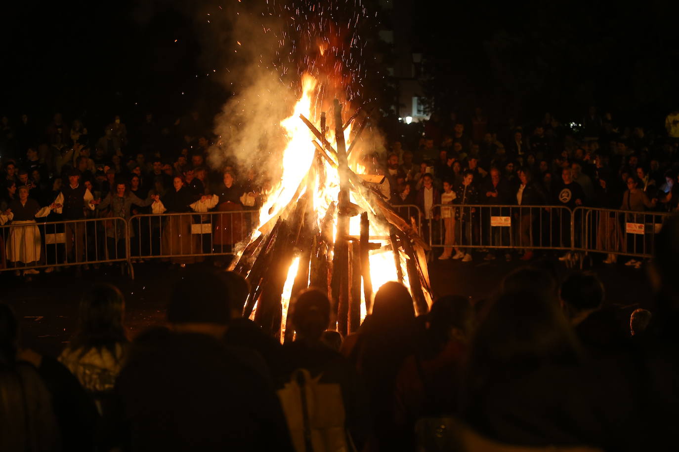 Las novedosa hoguera de ElCampillín y la ya tradicional de La Corredoria brotan entre el agua, que obligó a suspender las actividades infantiles