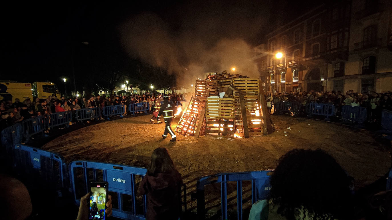 De nuevo noche de folixa. Después de dos años de parón por la pandemia, Asturias volvió a iluminarse por las llamas de las múltiples hogueras de la región en la noche más corta del año, a pesar de la lluvia.