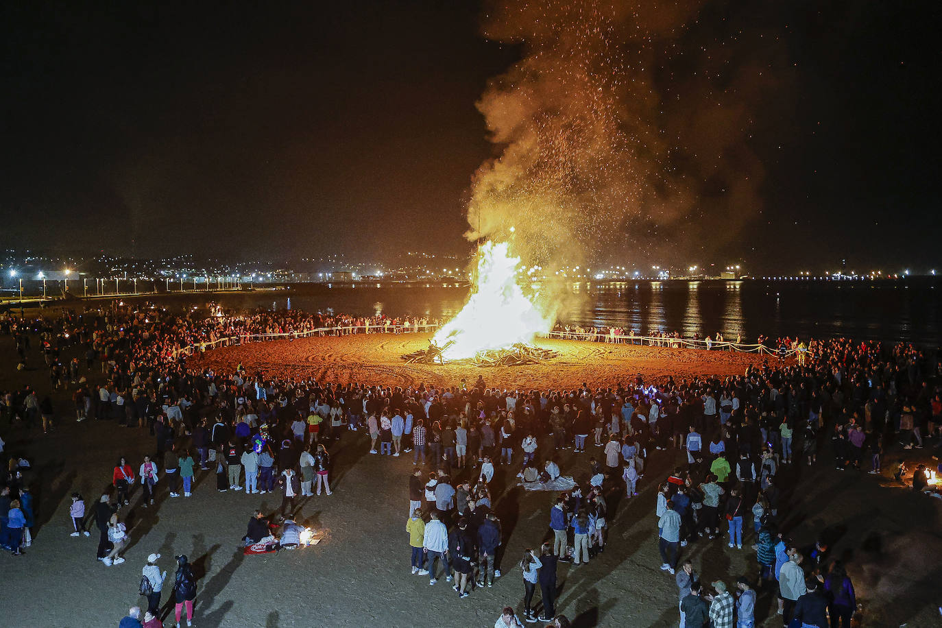 De nuevo noche de folixa. Después de dos años de parón por la pandemia, Asturias volvió a iluminarse por las llamas de las múltiples hogueras de la región en la noche más corta del año, a pesar de la lluvia.